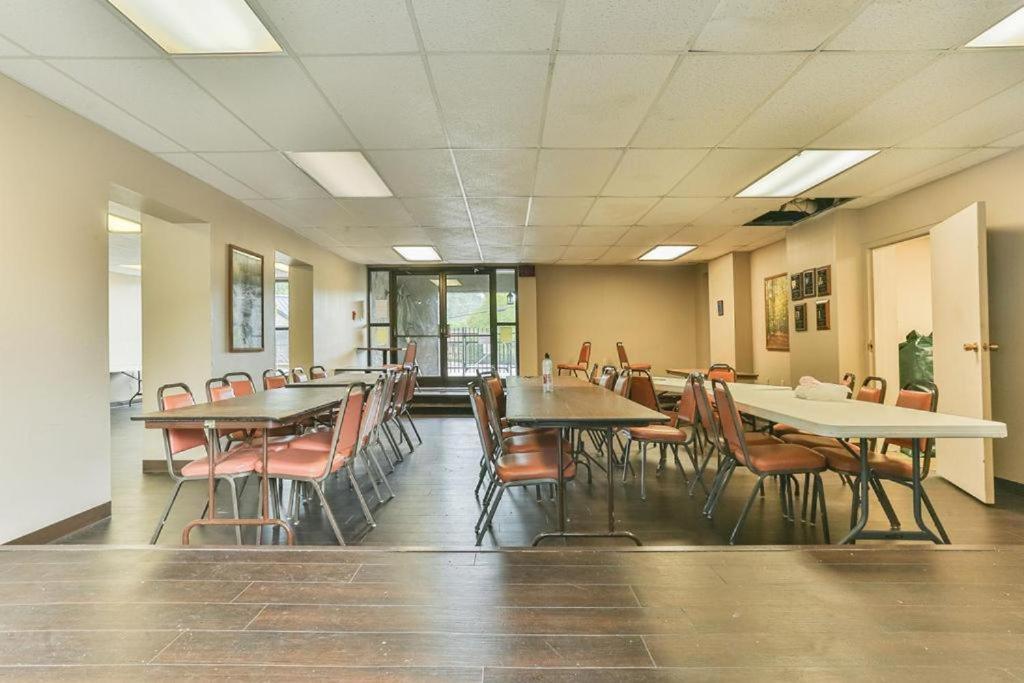 Family Bear Condos, Full King Suite, Kitchen, Pool Access Unit 103 Gatlinburg Exterior photo